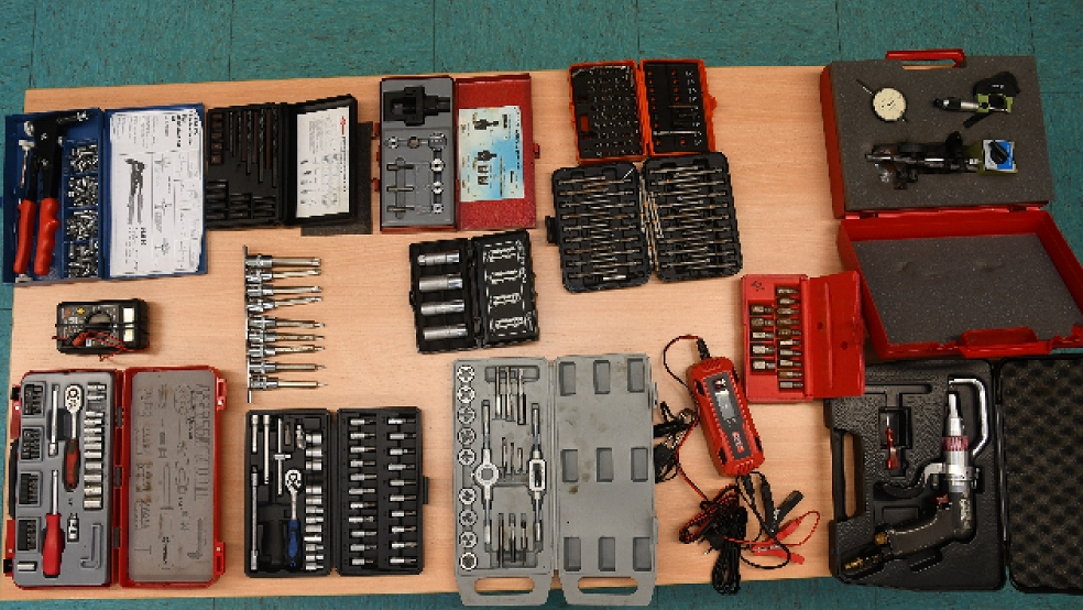 Einen Koffer mit diversen Werkzeugen hat die Polizei Papenburg bei einer Durchsuchung sichergestellt. © Polizei