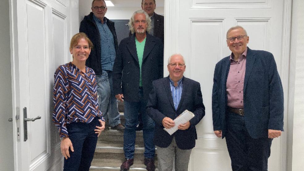 Freuen sich über die gelungene Sanierung des vorderen Teils des Gulfhofes am Kirchring in Bunde (von links): Insa Franzen, Andreas Klein, Andreas Rose, Gerald Sap, Hinrich Winterboer und Helmut Schoormann. © Boelmann