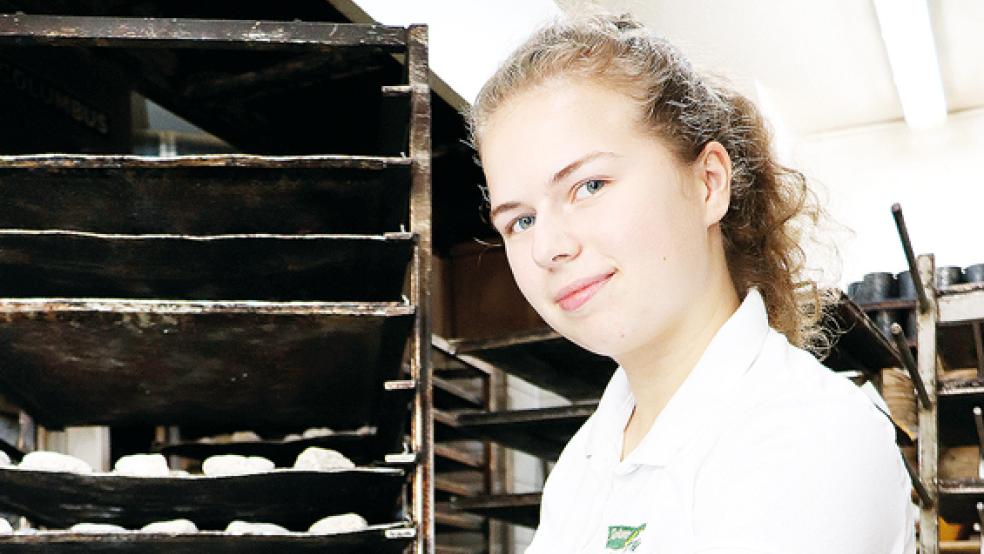 Den »Handtwist« für die Kürbiskarotten-Brötchen hat Bianca Edzards bereits perfektioniert. Diese Brötchen sind neu im Programm der Bäckerei Hinrichs.  © Foto: HWK /Feldmann