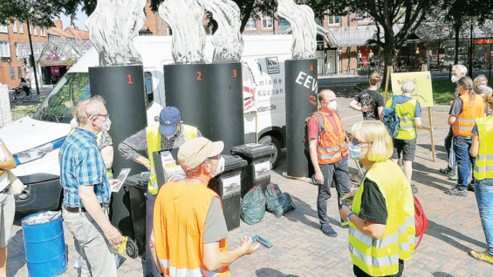 Die Mitglieder der Bürgerinitiative »Saubere Luft Ostfriesland« lassen nicht locker und klären die Bevölkerung auf - zum Beispiel wie an diesem Infostand in Emden.  © Foto: Bürgerinitiative 
