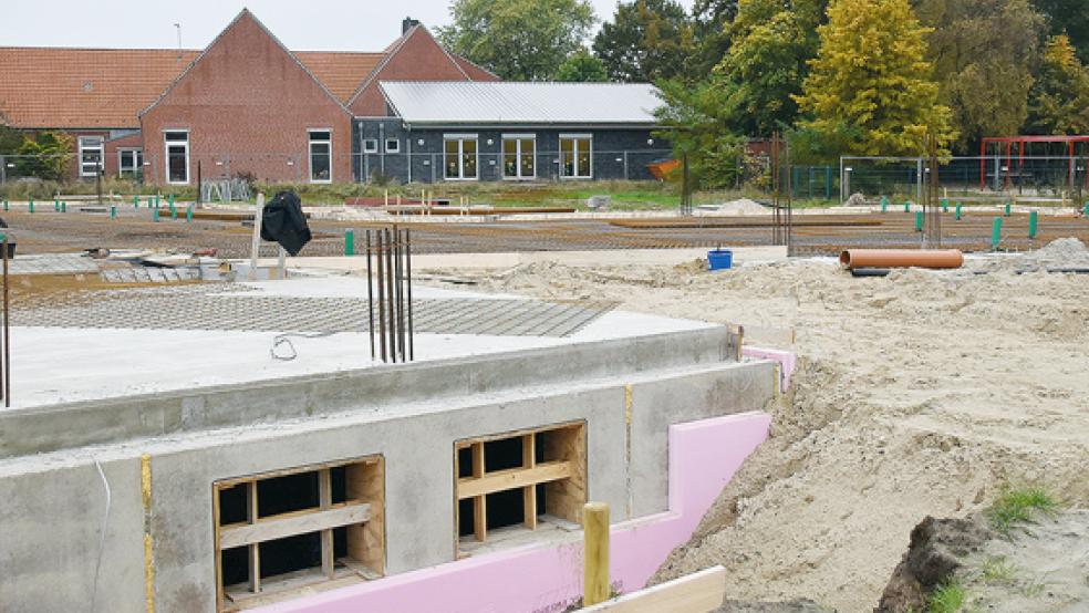 Der Keller ist bereits betoniert worden. Zurzeit werden die Betonplatten gegossen.  © Foto: Carsten Ammermann