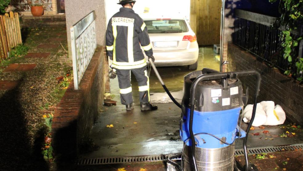 Das Tiefparterre eines Einfamilienhauses in Weener war auf einer Fläche von 40 Quadratmetern mit Schmutzwasser vollgelaufen. © Rand/Feuerwehr