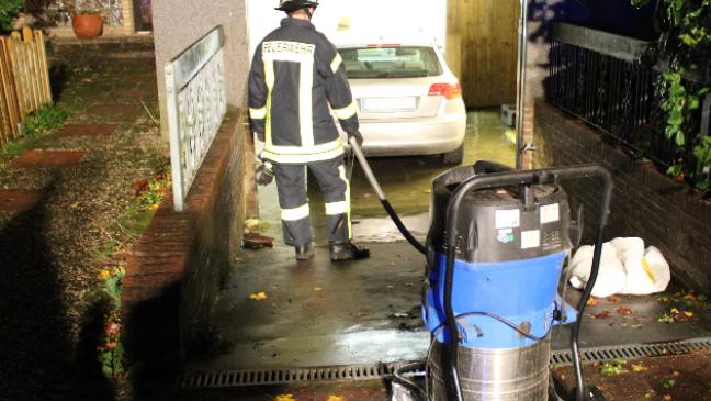 Feuerwehr pumpt Wohnhaus leer