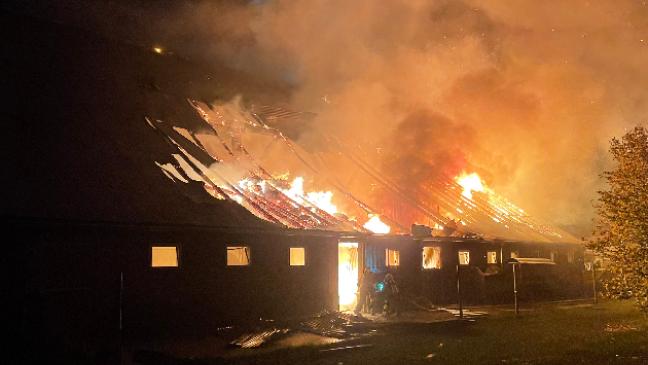 Scheune steht lichterloh in Flammen