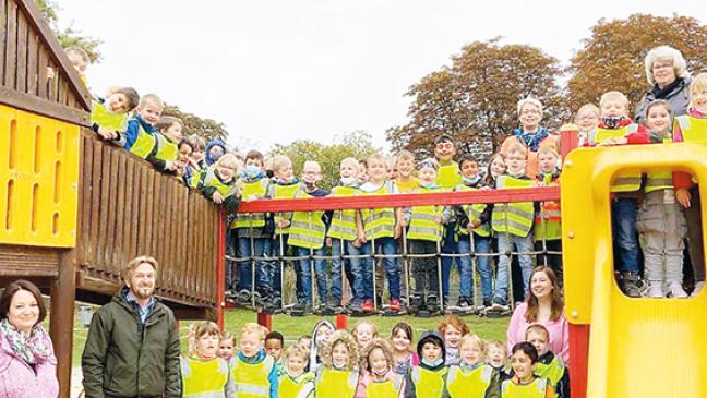 Warnweste und Erstlesebuch zur Einschulung