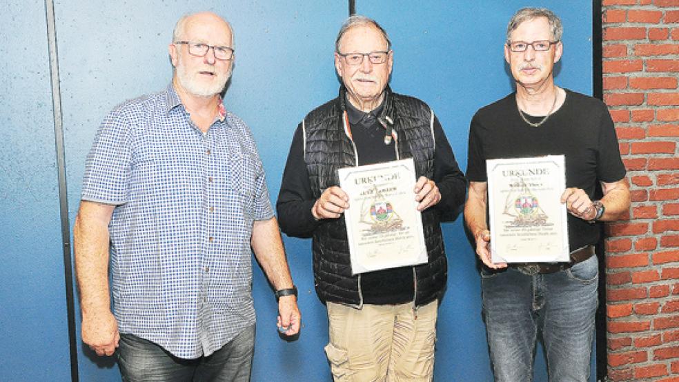 Als Vorsitzender des Shanty Chores wurde Jan Bronn (links) im Amt bestätigt. Lutz Holler und Wilfried Theen (rechts) wurden jeweils für 25 Jahre Mitgliedschaft geehrt.  © Foto: Wolters
