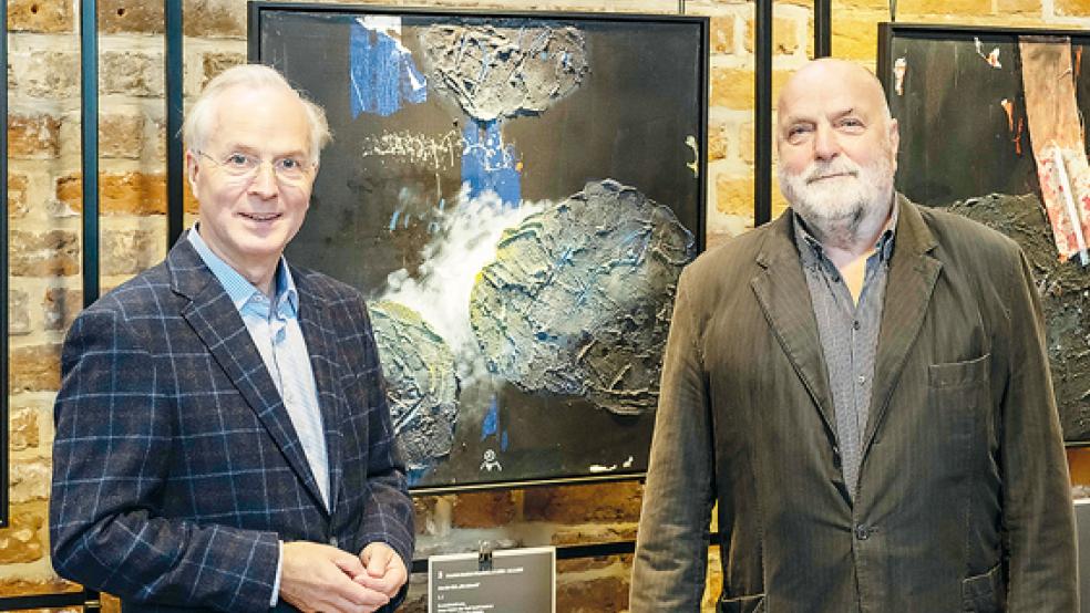 Regionalbischof Dr. Detlef Klahr (links) und der Künstler Uwe Appold vor dem Bild »Unser Retter der Tod« nach der Ode »Die Zukunft« von Friedrich Gottlieb Klopstock.  © Foto: Fabian Gartmann