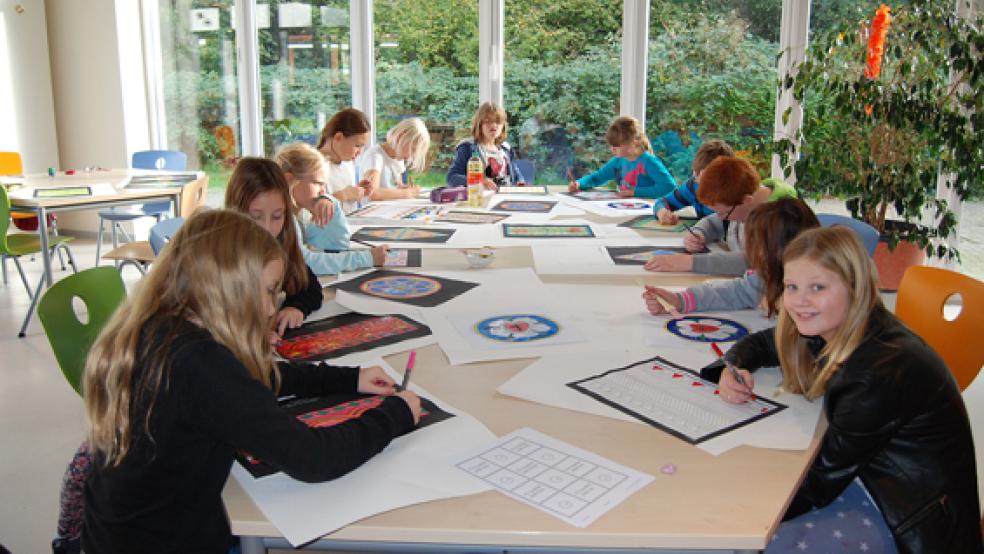 Ende Oktober 2017 stand das Thema „500 Jahre Reformation“ im Jubiläumsjahr bei Grundschülern in Weener und Wymeer im Mittelpunkt. In der Grundschule Weener wurden unter anderem mit farbigem Papier Kirchenfenster gestaltet.<br /><br />  © Archivfoto: Hoegen