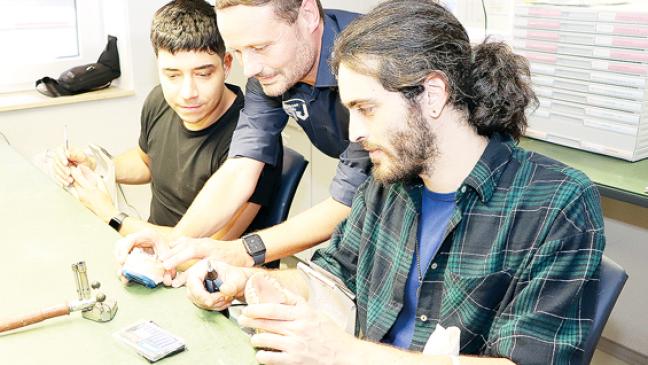 Junge Spanier bauen Brücken