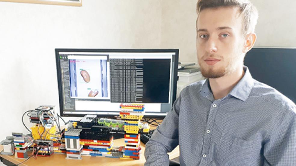 Der Erfinder und sein Werk: Jan Hovenga aus Ihrhove baute aus Lego eine Sortiermaschine, die mittels künstlicher Intelligenz Saatgut scannt und sortiert.  © Foto: privat