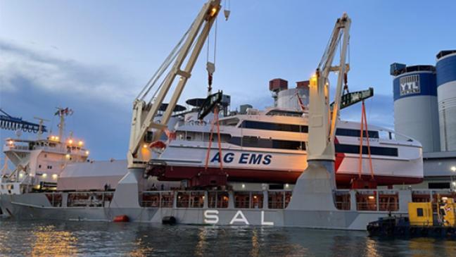 Katamaran auf Frachtschiff verladen