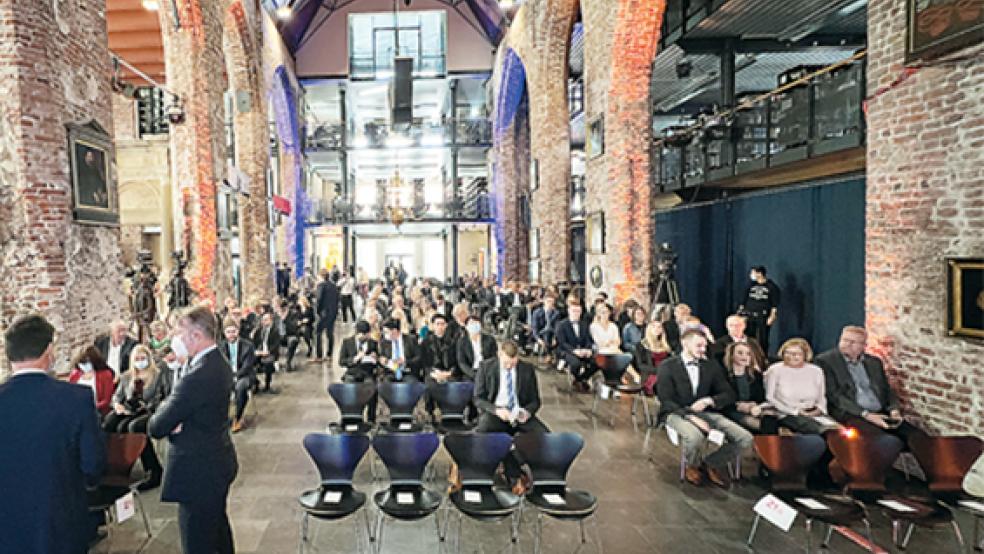 90 Absolventen des Fachbereichs Technik feierten in der Johannes a Lasco Bibliothek ihre Abschlüsse.  © Foto: Hochschule Emden/Leer