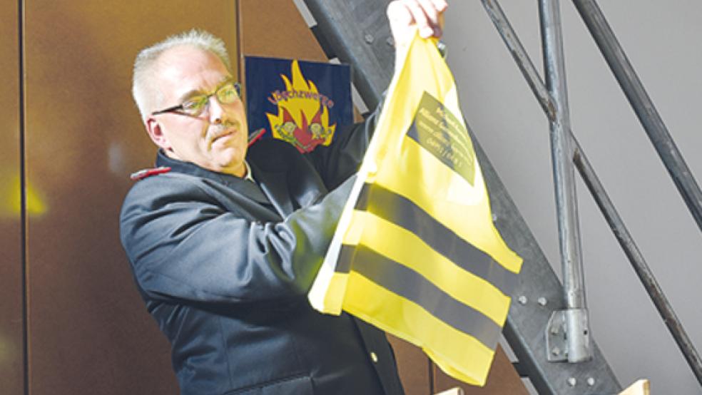 Ortsbrandmeister Tobias Stirler schenkte den »Löschzwergen« zum Einstand Warnwesten und T-Shirts.  © Foto: Kuper