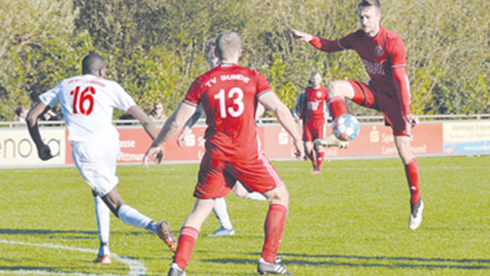 Keno Schmidt legt hier für Eike Schmidt (Nummer 13) ab. Die folgende Chance hatte der Stürmer noch vergeben, später traf er zum brustlösenden 1:0.  © Foto: Born