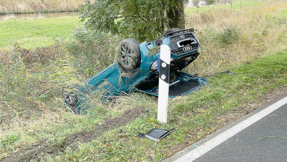 Der verunglückte Audi lag kopfüber in einem Graben.  © Foto: Feuerwehr