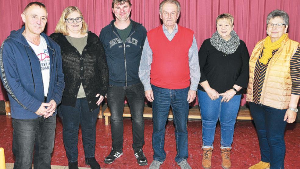 Der neue Vorstand der Theatergruppe Möhlenwarf/Weenermoor: (von links): Garrelt Janssen, Martina Scheer Theo Röhr, Roelf Dreesmann, Hanne Poelmann und Waltraud Dreesmann.  © Wolters