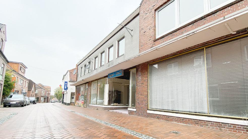 Die Geschäftszeile an der Westerstraße in Weener soll abgerissen und durch einen Neubau aufgewertet werden.  © Foto: Hanken