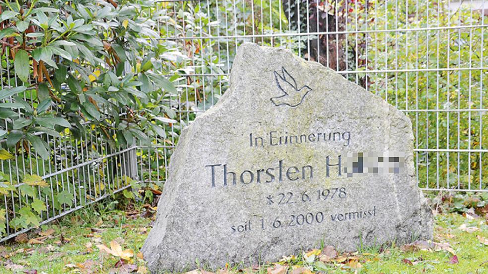 Ein Gedenkstein auf dem Hager Friedhof erinnert an den getöteten Thorsten H., dessen Leiche nie gefunden wurde.  © Foto: Ostfriesischer Kurier