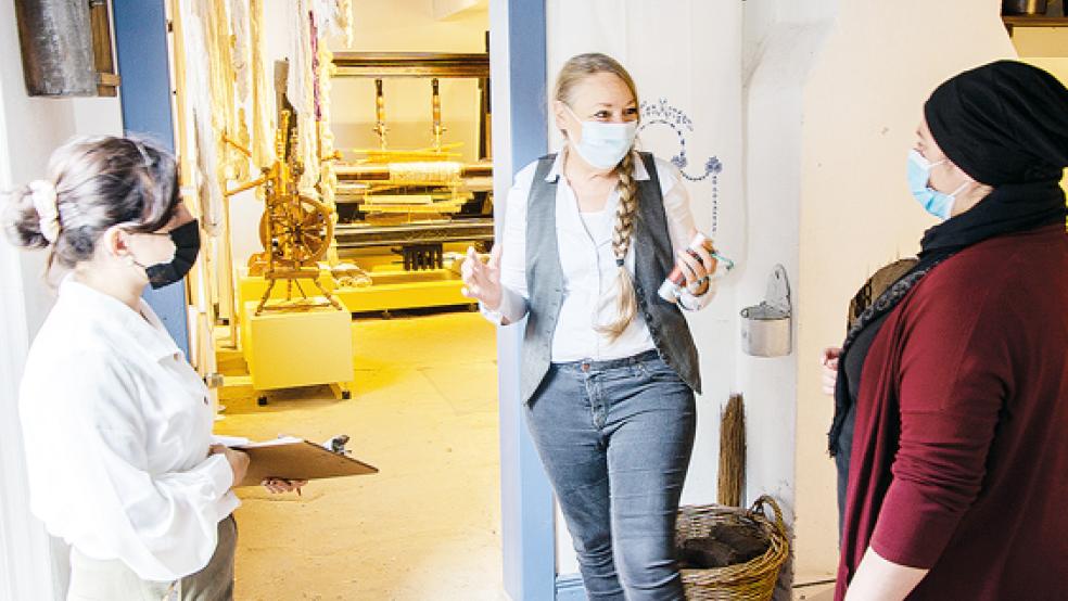 Menna Hensmann (Mitte) bei der Besichtigung des Heimatmuseums im Gespräch mit Teilnehmerinnen.  © Foto: VHS