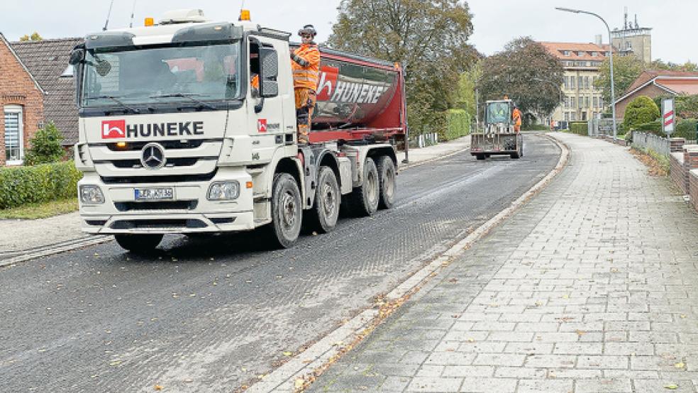Die Vorbereitungen laufen, am Donnerstag kommt die neue Asphaltdecke.  © Foto: Hanken