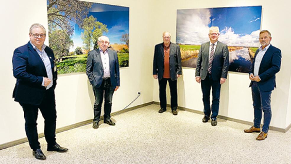 Abschied von Kuratoriumsmitgliedern: (von links) Holger Glienke (Geschäftsführer Klinikum Leer gGmbH), Vorsitzender Jakobus Baumann, Gerrit Dreesmann, Ludwig Sonnenberg sowie Bernd Lindemann (Schriftführer).  © Foto: privat