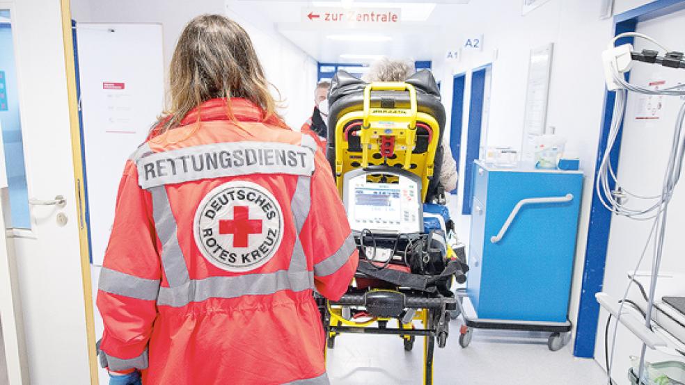 In der Corona-Krise warten Männer und Frauen lieber ab, bevor sie ins Krankenhaus gehen. Diese Erfahrung haben die hiesigen Krankenhäuser in Leer und Papenburg in den vergangenen Monaten gemacht. Dabei zählt im Notfall jede Minute.  © Foto: Roessler (dpa)