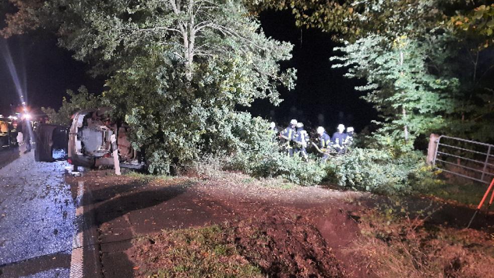 In Strackholt hat ein Autofahrer einen schweren Unfall gebaut.  © Feuerwehr
