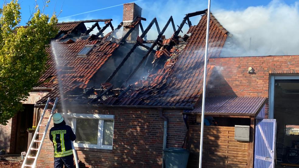 Der Bewohner des Einfamilienhauses war durch ein Knistern aufmerksam geworden und bemerkte beim Verlassen des Hauses, dass sich ein Feuer im Dachstuhl ausbreitete. Er wählte umgehend den Notruf. © Foto: Feuerwehr