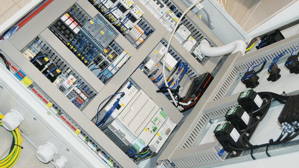Schalttechnik im Flur: Mit der Erneuerung sämtlicher Schaltschränke im Herbst kommenden jahres wird dann auch dieses Provisorium der Vergangenheit angehören.  © Hoegen
