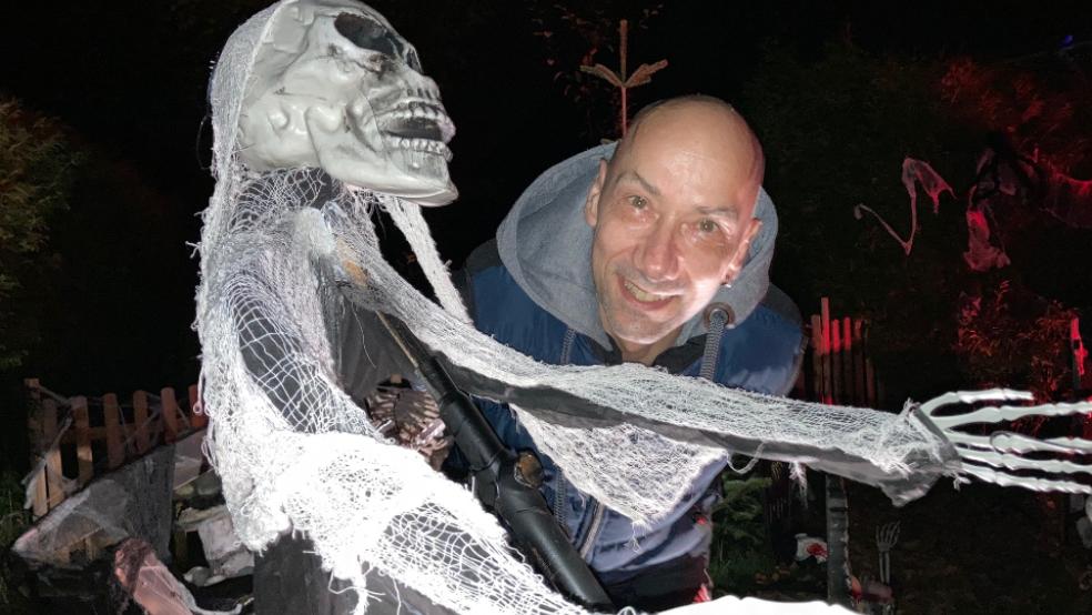 Der ganze Vorgarten von Ralf Wiendl in der Schilfstraße steht wieder ganz im Zeichen von »Halloween«. Das gruselige Spektakel zieht schon jetzt wieder viele Schaulustige an, die bei ihrem Besuch auch eine gute Sache unterstützen können.  © Foto: Boelmann