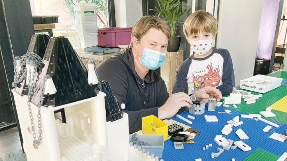 Im großen Saal der evangelischen Gemeinschaft an der Norderstraße in Weener entsteht eine große Lego-Stadt. Dabei kommt der Spaß nicht zu kurz.  © Fotos: Boelmann
