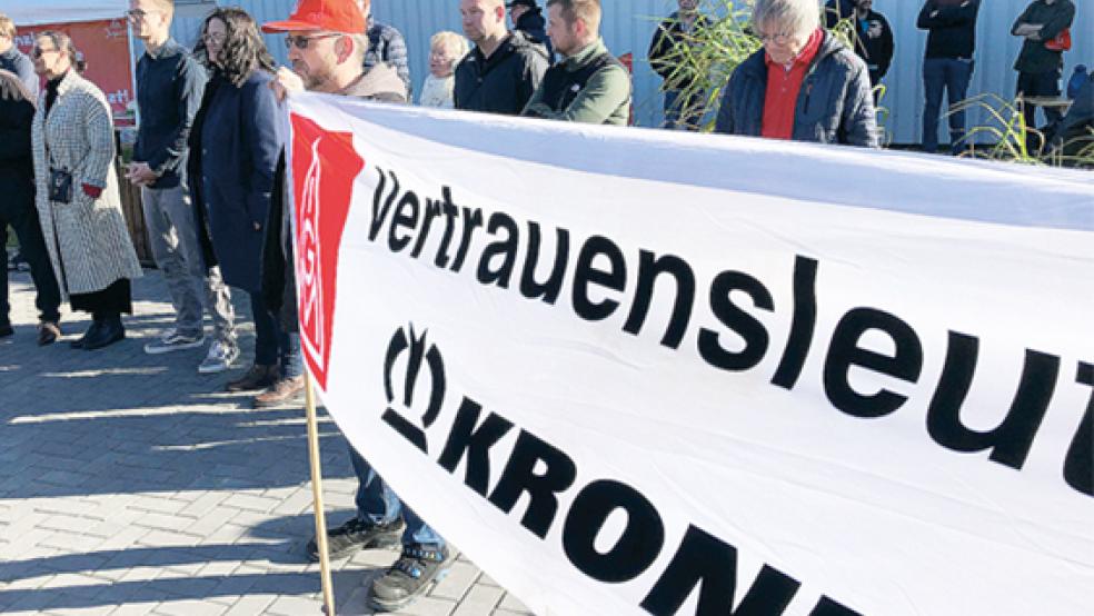 Auch die Bundestagsabgeordneten Gitta Connemann (CDU), Julian Pahlke (Grüne) und Anja Troff-Schaffarzyk (SPD, von links) besuchten die Kundgebung der Gewerkschaft.  © Foto: IG Metall