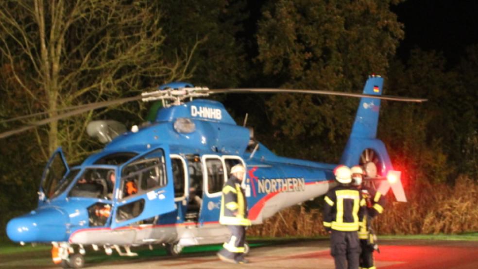 Der Rettungshubschrauber ist gelandet. Die Feuerwehr sorgte für eine Ausleuchtung des Landeplatzes am Krankenhaus Rheiderland. © Feuerwehr/Rand