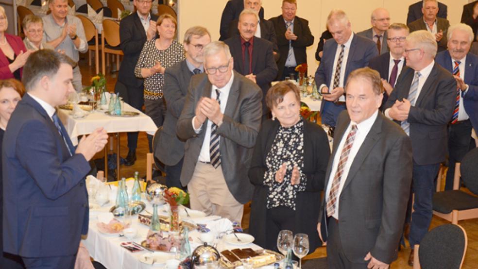 Stehende Ovationen für Bürgermeister Gerald Sap (Mitte). Links neben ihm Ehefrau Beate, Ehrengast Reinhold Robbe, sein Sohn und Nachfolger Uwe Sap und dessen Frau Imke.  © Fotos: Hanken
