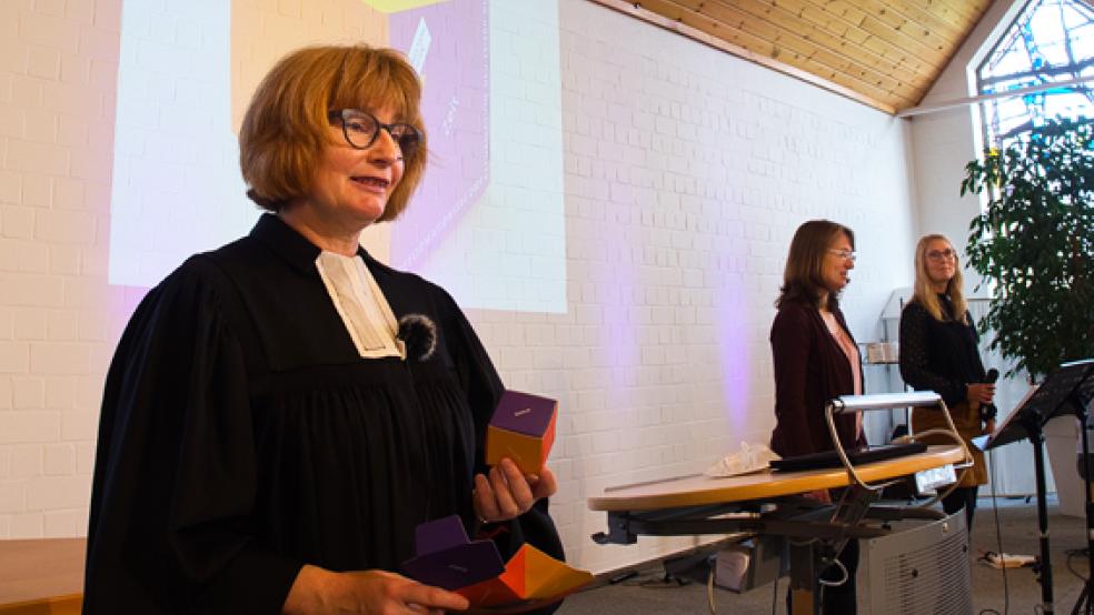 »Reformation neu feiern. Was zählt?« Im Gottesdienst wurden kleine Würfel verteilt, Susanne Bei der Wieden (links) hält einen in der Hand. Die Würfel waren auf der Außenseite mit Begriffen beschriftet, die für die Menschen zählen könnten. Die Innenseite haben die Besucherinnen und Besucher dann mit eigenen Worten beschriftet, die für sie in der Pandemie wichtig geworden sind und den Würfel an die Nachbarin oder den Nachbar weitergereicht.  © Foto: Ulf Preuß