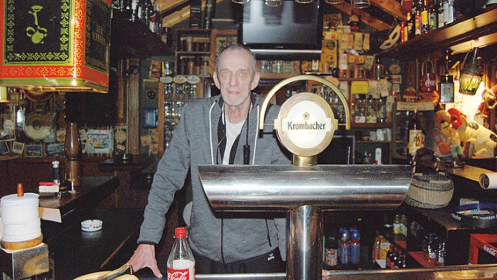 An der Theke des »Klöntje« hat Enno Janssen über 34 Jahre lang gestanden und Bier gezapft. Jetzt gibt er den Betrieb der Kneipe aus gesundheitlichen Gründen auf.  © Hoegen