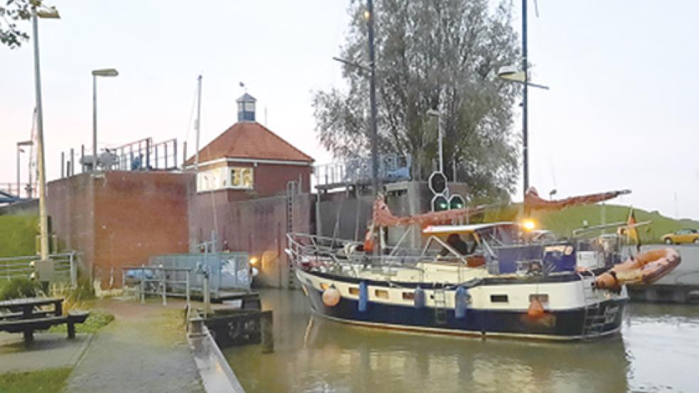 Die »Fenrir« an der Schleuse in Weener.  © Foto: Sattler