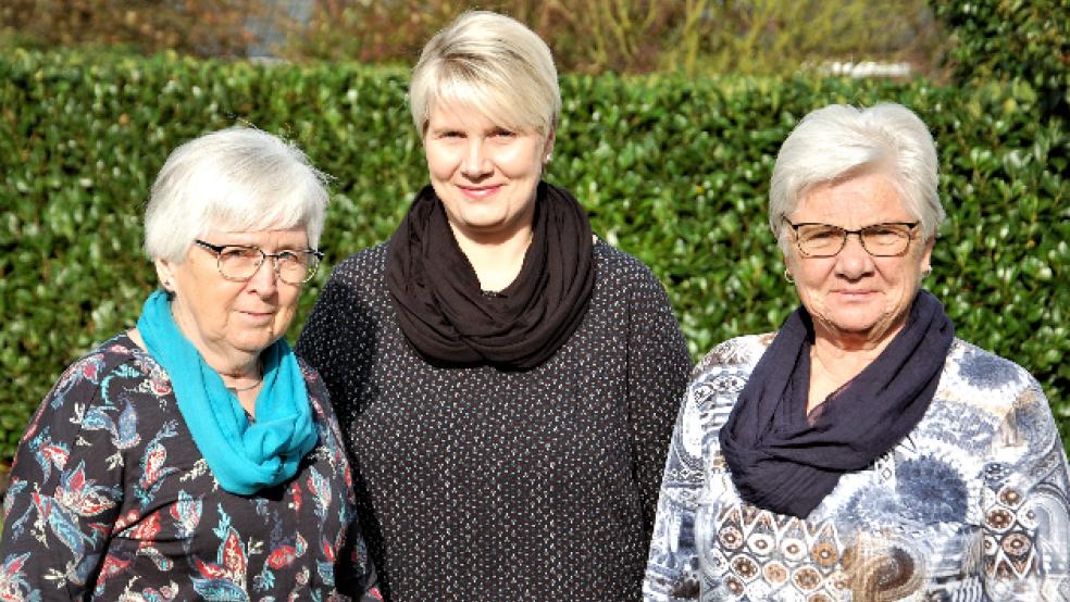 Sie organisieren die Handarbeitsbörse: Annelies Schütte, Kerstin und Else Siemons (von links). © Foto: Heinrich Siemons