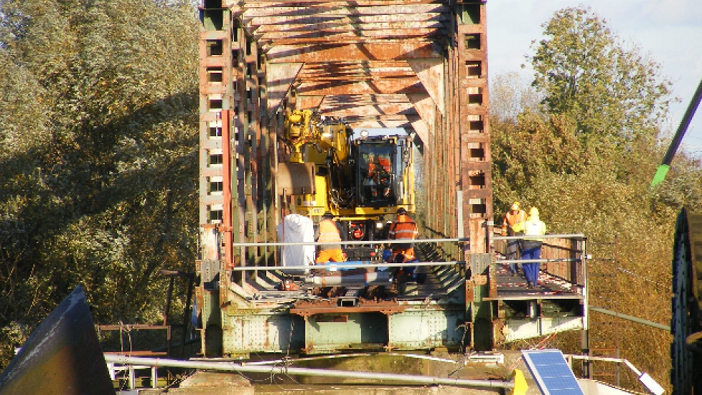 Mit Hilfe eines Zwei-Wege-Baggers wurden gestern die Schienen auf Westoverledinger Seite der Friesenbrücke abgebaut. © Foto: Szyska