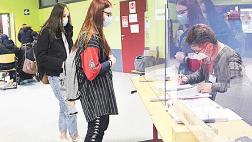 Marijan Radmanic vom Impfteam des Landkreises Leer empfing gestern die Schülerinnen und Schüler, die sich in Weener gegen das Corona-Virus impfen lassen wollten.  © Foto: Berents