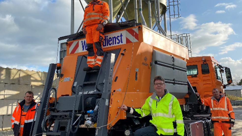 Die Beschäftigten des Baubetriebshofs der Stadtwerke Leer sind seit Montag wieder in Winterdienst-Bereitschaft. Das Bild zeigt (von links) die Rheiderländer Olaf Groenewold, Carsten de Boer, Jan Tülp und Uwe Plöger. © Foto: Stadtwerke Leer