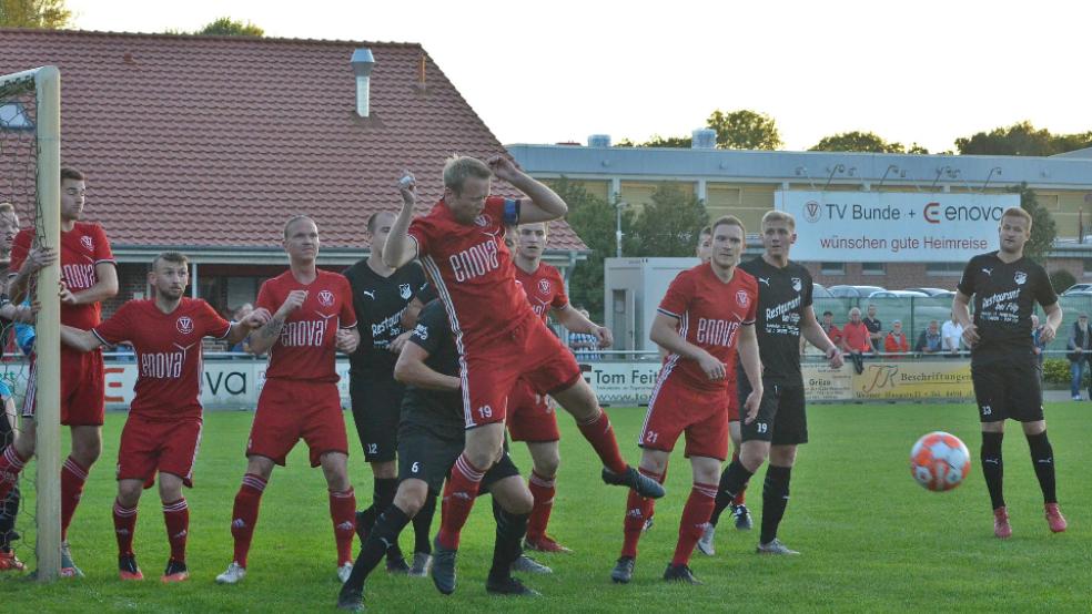 Im Bezirkspokal sind Bunde und Holtland bereits aufeinandergetroffen, in der Liga noch nicht. Der TV setzte sich im Pokal mit 7:6 nach Elfmeterschießen durch. © Foto: Ammermann