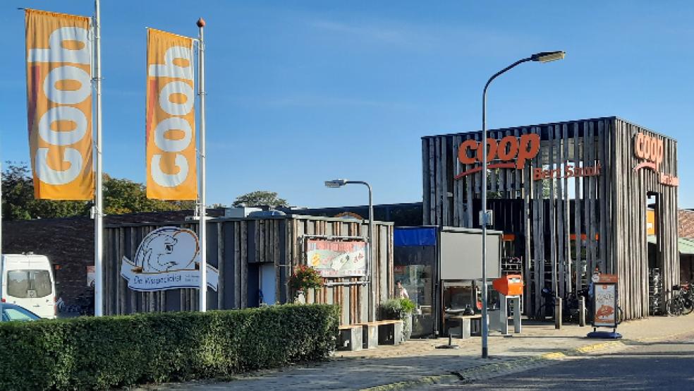 Auch für viele Rheiderländer ein Einkaufsziel: Der Verbrauchermarkt »Coop - Bert Stuut« im niederländischen Bad Nieuweschans. Die geplante Fusion der beiden Handelskonzerne »Coop« und Plus« soll Anfang 2022 unter Dach und Fach sein. © Foto: Szyska