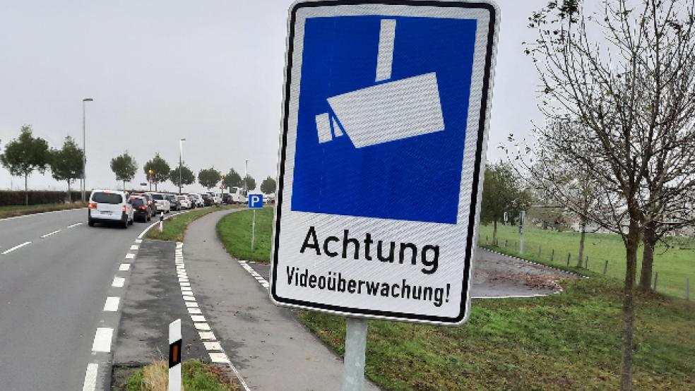 Seit gut zwei Jahren weisen Schilder auf die Videoüberwachung hin. © Foto: Szyska