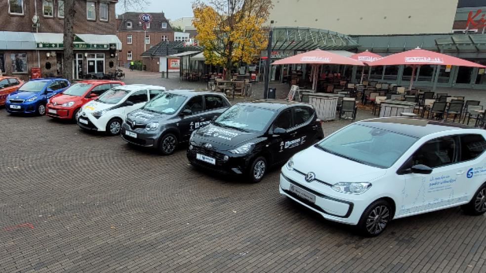 Zehn Neuwagen präsentierte die Werbegemeinschaft Leer gestern auf dem Denkmalsplatz. Auch zehn E-Bikes gehören zu den Hauptgewinnen. © Foto: Wolters