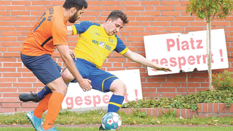 Coronabedingt gesperrt werden die Fußballplätze nicht, aber es gelten verschärfte Regeln für die Teams aus dem Landkreis Leer, hier der TuS Weener (gelbe Trikots) und der Holter SV. Für Spiele außerhalb des Landkreises gelten diese Regeln nicht.  © Foto: Bruins