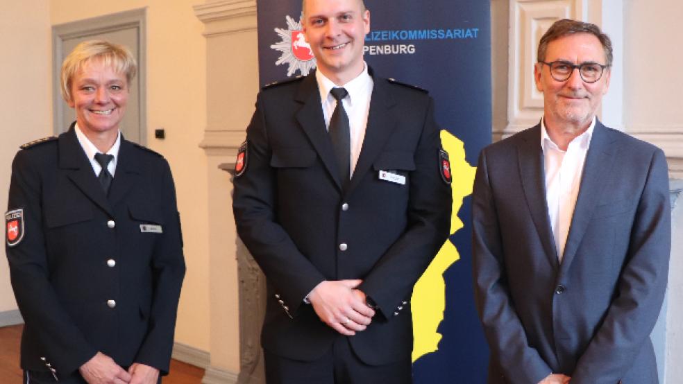 Die Leiterin der Polizeiinspektion Emsland/Grafschaft Bentheim, Nicola Simon, und Polizeipräsident Michael Maßmann führten den neuen Papenburger Polizeichef Lars Zengler in sein Amt ein. © Foto: Polizei