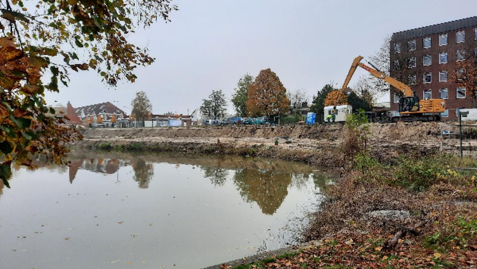 Am Hafenkopf im Bereich der Polizeiinspektion in Leer laufen vorbereitende Arbeiten für die geplante Bebauung. Zurzeit sucht die Schollenberger Kampfmittelbergung GmbH (Celle) nach gefährlichen Hinterlassenschaften aus dem Zweiten Weltkrieg. © Foto: Szyska