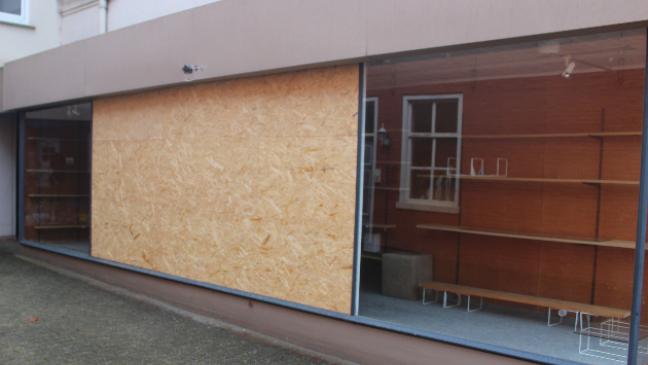 Paketbote fährt Schaufenster kaputt