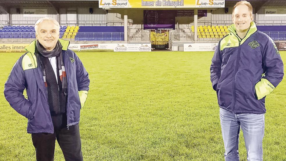 Ende Januar hatten Ferhat Özdemir, 2. Vorsitzender von Germania Leer, und Michael Zuidema (rechts) dessen Vertragsverlängerung als Trainer für weitere drei Jahre verkündet. Einige Monate später trat Zuidema zurück, ab 2022 trainiert er den VfL wieder.  © Foto: Born